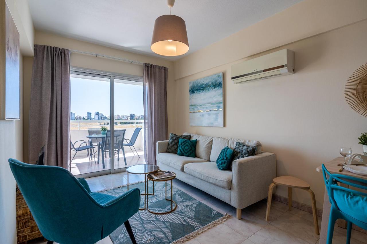 Sunny 2-Br Apartment In Mackenzie Larnaca Exteriör bild