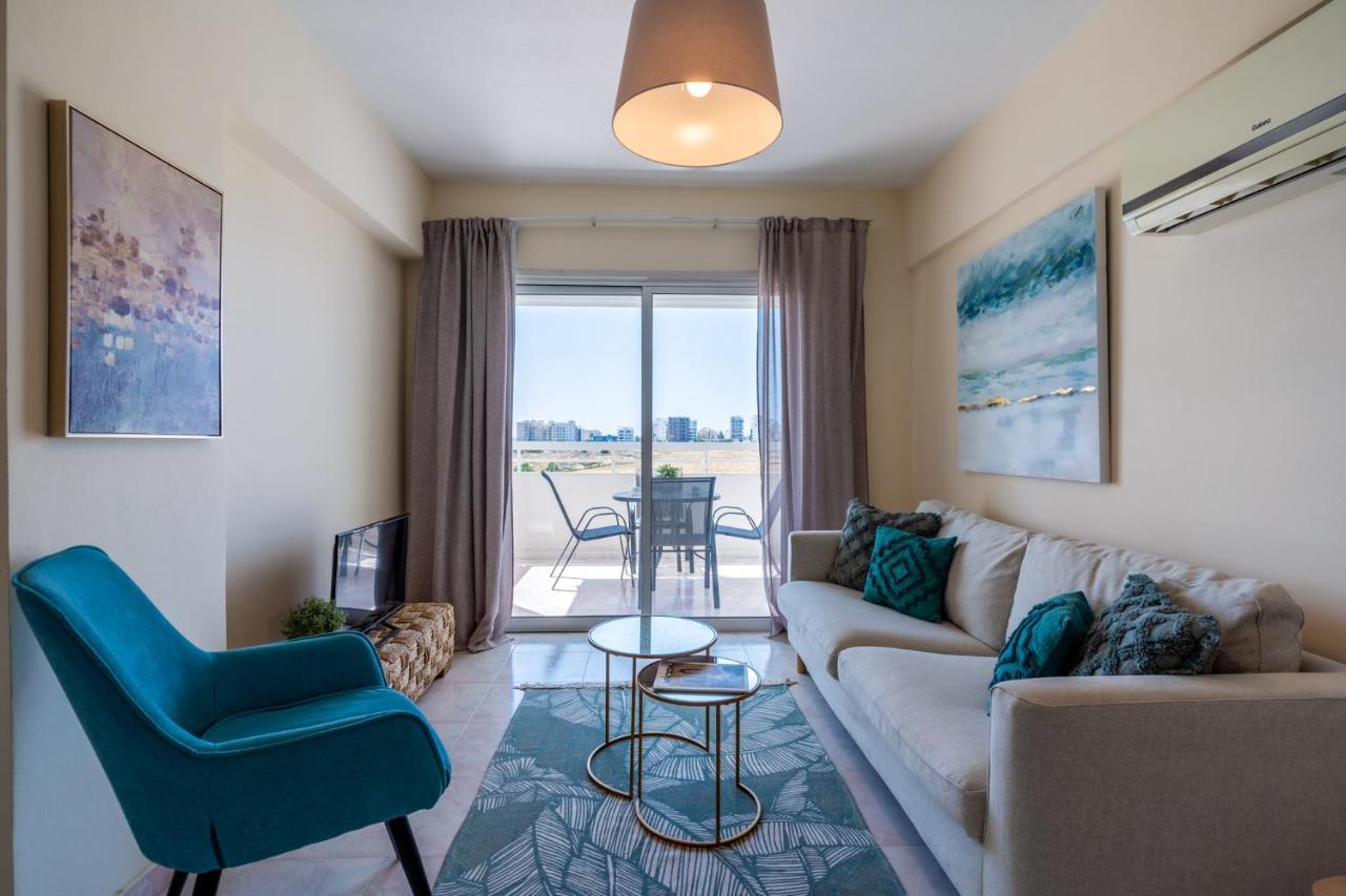 Sunny 2-Br Apartment In Mackenzie Larnaca Exteriör bild