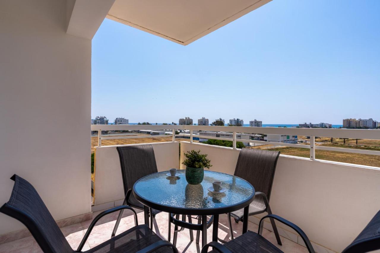Sunny 2-Br Apartment In Mackenzie Larnaca Exteriör bild
