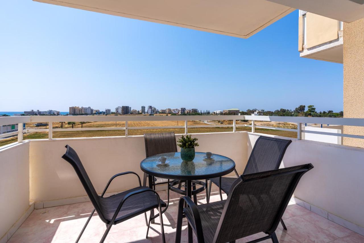 Sunny 2-Br Apartment In Mackenzie Larnaca Exteriör bild