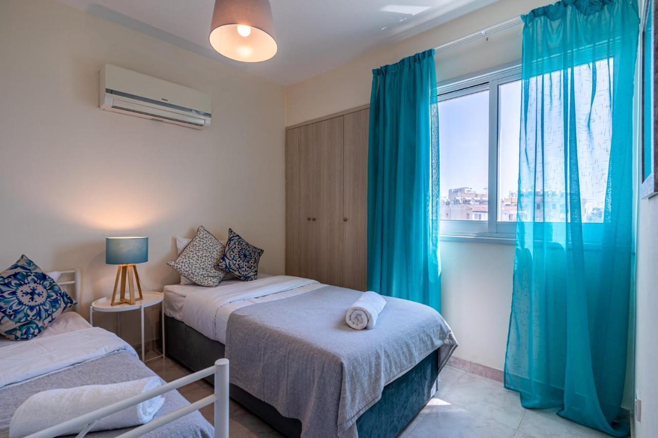 Sunny 2-Br Apartment In Mackenzie Larnaca Exteriör bild